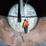 Trabalhador aplicando serviços de revestimento anticorrosivo na Torre de Secagem, Torre Intermediária e Tanque de Ácido