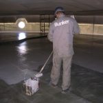 Aplicação de pinturas especiais realizada em tanque da Petrobras pela Bunker Engenharia Anticorrosiva, garantindo proteção contra corrosão e maior durabilidade da estrutura.
